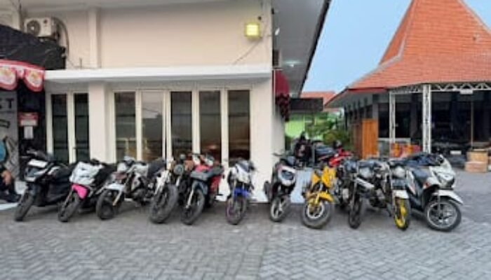 Polsek Gunung Anyar Gagalkan Pengiriman 7 Motor Tanpa Dokumen ke Sumba, Disamarkan di Balik Perabotan