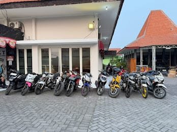 Truk muatan perabotan yang diamankan Polsek Gunung Anyar karena kedapatan membawa motor tanpa dokumen sah.