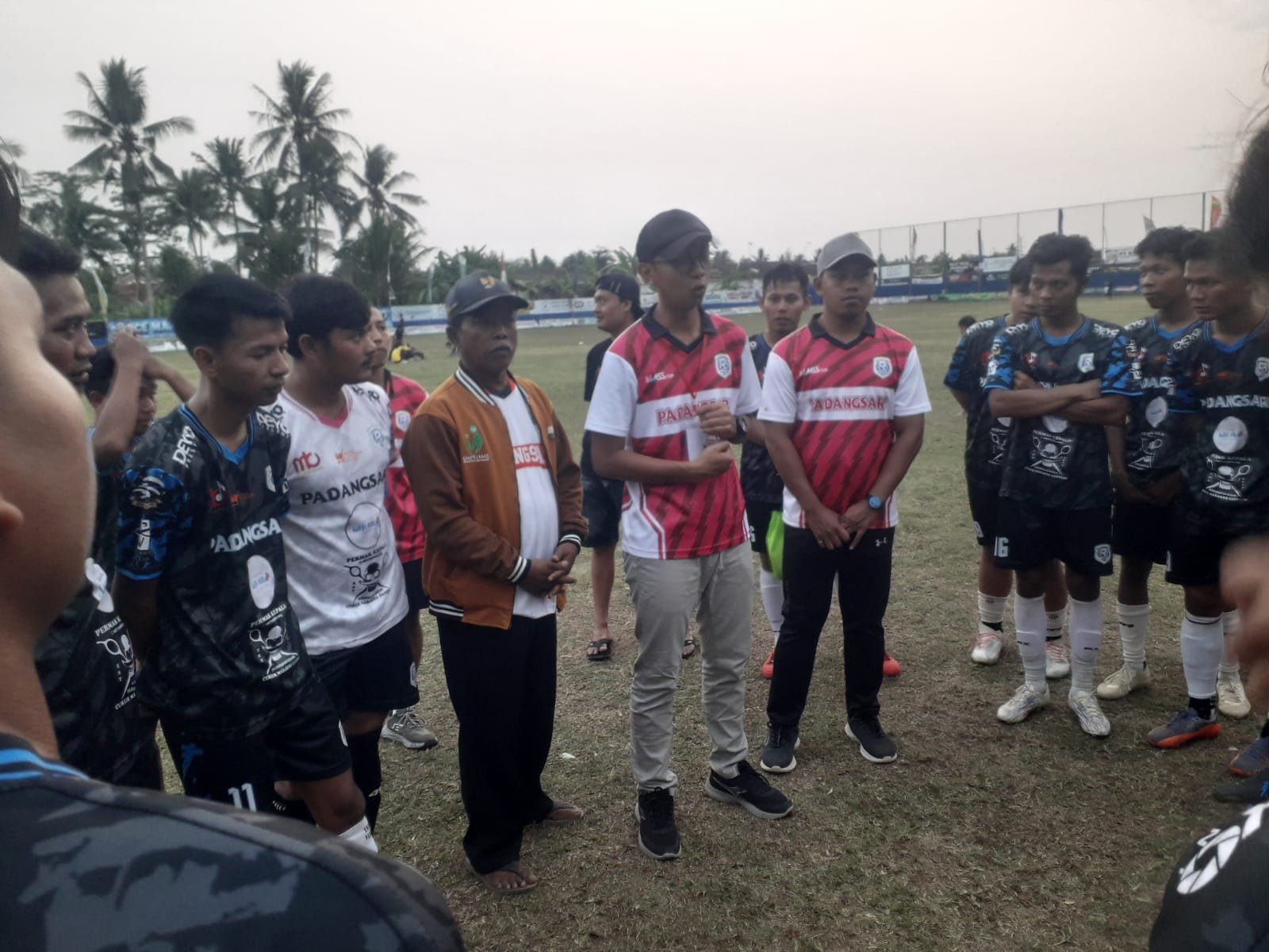 Tim sepak bola Ula Gibug Padang Sari saat berlaga di turnamen Garuda Cup Majenang.