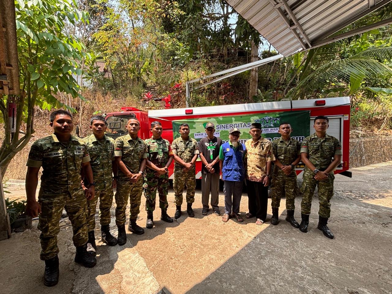 Penyaluran bantuan air bersih oleh YON TP 445/Sawunggalih bersama Brigade Joxzin di Desa Sidorejo, Purworejo.