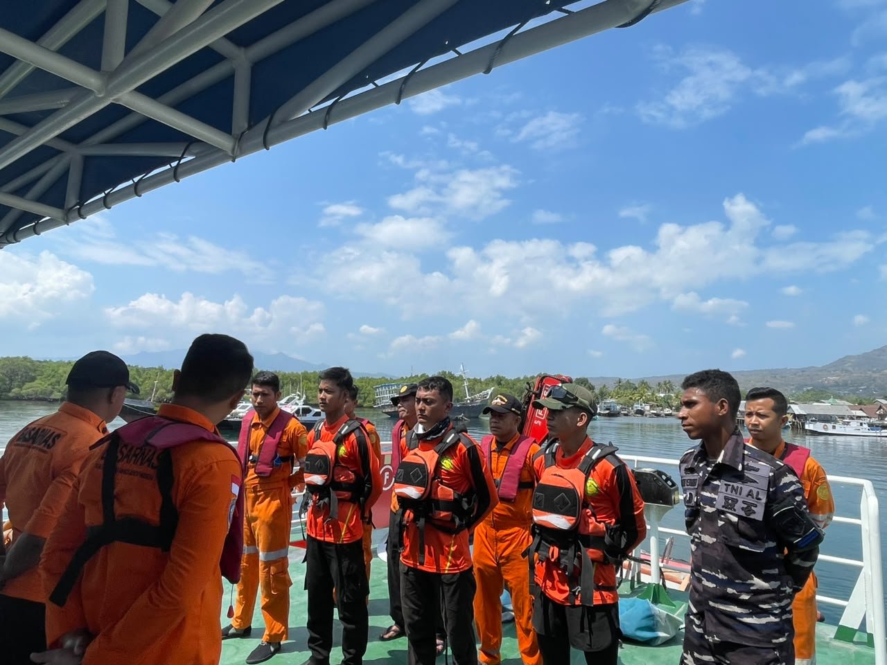Tim SAR Gabungan saat melakukan operasi pencarian nelayan asal Sikka yang hilang kontak.