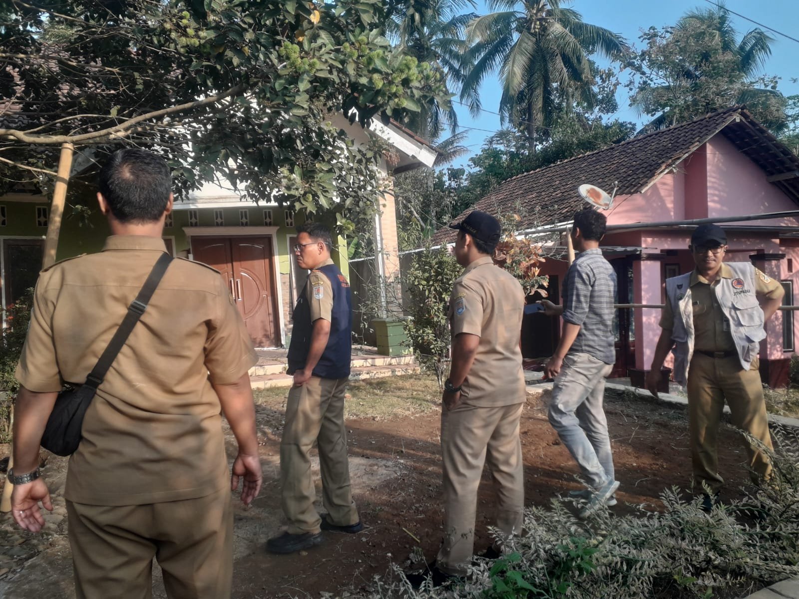 Kondisi rumah warga yang mengalami retak-retak akibat pergeseran tanah di Padangjaya Cilacap.