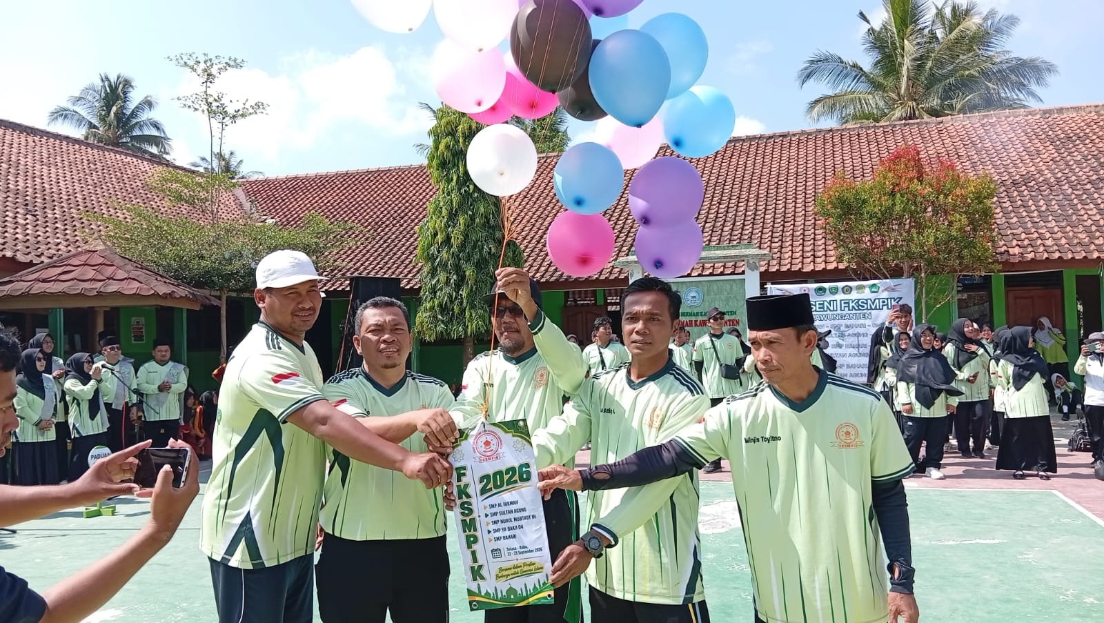 Ratusan siswa mengikuti kegiatan Porseni FKSMPIK di SMP Al-Hikmah Kawunganten, Cilacap.