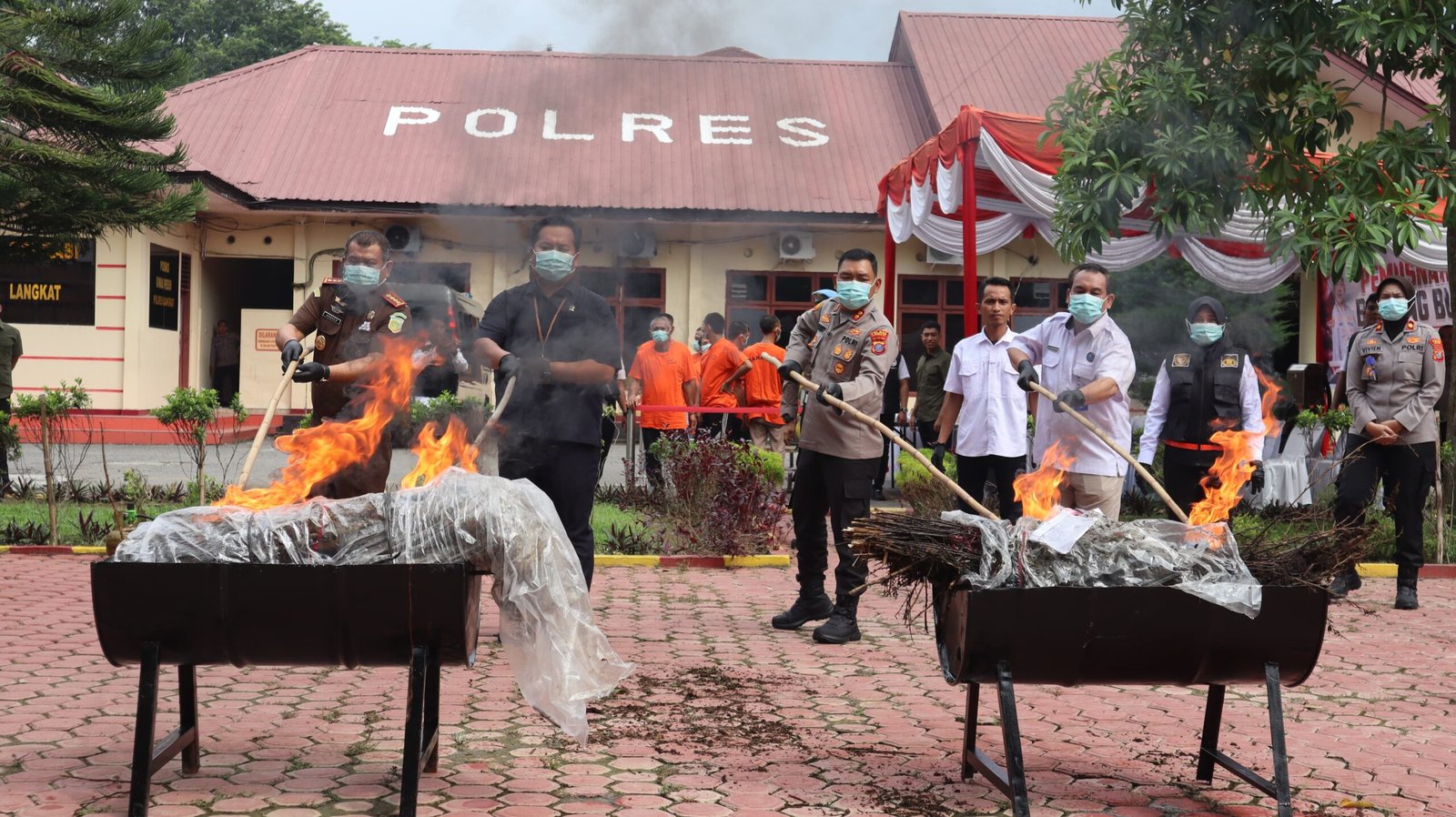 Jajaran Polres Langkat saat memusnahkan barang bukti sabu dan ekstasi di Mapolres Langkat.
