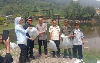 Dinas Perikanan Bogor Tebar Ikan Nila di Rawa Gede, Jaga Ekosistem dan Stok Ikan untuk Warga Petugas Dinas Perikanan dan warga saat melakukan penebaran benih ikan nila di perairan Rawa Gede, Sukamakmur.