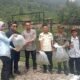 Petugas Dinas Perikanan dan warga saat melakukan penebaran benih ikan nila di perairan Rawa Gede, Sukamakmur.