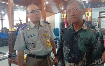 Ratusan petani yang tergabung dalam STaM saat melakukan audiensi di Pendopo Wijayakusuma Cakti Cilacap.