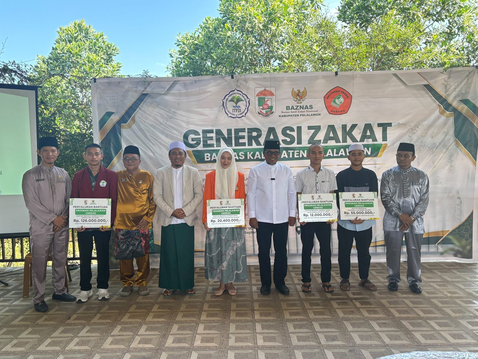 Bupati H. Zukri dan Ketua Baznas Pelalawan saat menyerahkan beasiswa kepada mahasiswa di Z-Park Pangkalan Kerinci.