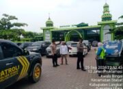 Polsek Stabat Laksanakan Pengamanan Sholat Jumat, Ciptakan Rasa Aman dan Nyaman bagi Jamaah  Langkat- Guna memberikan rasa aman dan nyaman bagi masyarakat yang melaksanakan ibadah, anggota Polsek Stabat melaksanakan kegiatan pengamanan Sholat Jumat di Masjid Raya Stabat dan Masjid Sah (Safiyul Amaliyyatil hadiiqah) yang berlokasi di Kecamatan Stabat Kabupaten Langkat, Kegiatan pengamanan tersebut dilaksanakan pada Jumat, 25 September 2026, mulai pukul 12.00 WIB hingga 13.30 WIB.  Pengamanan dilakukan oleh anggota Polsek Stabat sebagai bentuk pelayanan kepada masyarakat, khususnya dalam menjamin kelancaran dan kekhusyukan pelaksanaan ibadah Sholat Jumat.   Sejak sebelum pelaksanaan sholat dimulai, petugas telah hadir di lokasi untuk melakukan pemantauan situasi di sekitar masjid, termasuk pengaturan arus lalu lintas dan pengawasan area parkir kendaraan jamaah.  Dalam kegiatan tersebut, anggota kepolisian juga melakukan patroli dialogis dengan pengurus masjid serta jamaah yang hadir.  Kapolres Langkat AKBP Hannry P.H.Tambunan, S.E., S.I.K. melalui Kapolsek Stabat AKP Zulkarnain, SH, menyampaikan imbauan kamtibmas agar masyarakat senantiasa menjaga ketertiban, meningkatkan kewaspadaan terhadap barang bawaan pribadi, serta memastikan kendaraan yang diparkir dalam keadaan terkunci guna mencegah potensi tindak kejahatan.  Kehadiran polisi di tengah masyarakat mendapat apresiasi dari para jamaah yang merasa lebih tenang dan nyaman saat menjalankan ibadah.   Selain mencegah gangguan kamtibmas, pengamanan ini juga bertujuan untuk mengantisipasi potensi kerawanan seperti pencurian kendaraan bermotor maupun gangguan ketertiban di sekitar lokasi ibadah.  Polsek Stabat menegaskan bahwa kegiatan pengamanan Sholat Jumat merupakan agenda rutin sebagai bentuk komitmen Polri dalam memberikan perlindungan, pengayoman, dan pelayanan kepada masyarakat.  Dengan adanya pengamanan ini, diharapkan situasi di wilayah Kecamatan Stabat, tetap aman, tertib, dan kondusif, sehingga masyarakat dapat menjalankan aktivitas keagamaan dengan khusyuk dan penuh rasa nyaman.  Kegiatan tersebut sekaligus menjadi implementasi program Polisi Langkat Garuda Ksatria yang diinisiasi Kapolres Langkat dengan semangat “Gagah Berani untuk Dicintai Masyarakat, Kuat, Sadar Aturan, Taat, Responsibility, Inovatif, dan Aman.”  Melalui semangat “Satu Langkah, Satu Hati untuk Langkat yang Aman dan Damai,” Polres Langkat terus berkomitmen menghadirkan pelayanan kepolisian yang humanis, responsif dan dekat dengan masyarakat.