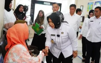 Plt. Bupati Tiorita Sidak Puskesmas dan SMPN 1 Stabat, Tekankan Disiplin dan Pelayanan IMG-20260925-WA0074