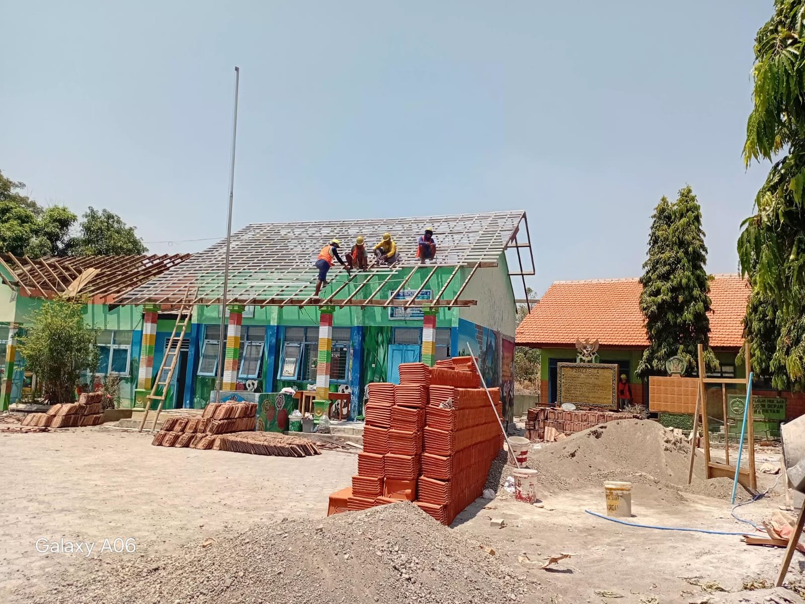 Proses pengerjaan proyek revitalisasi bangunan SD Negeri Sumursongo 1, Kecamatan Karas, Kabupaten Ngawi.