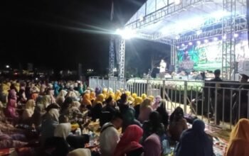 Suasana khidmat Joxzin Bersholawat di Alun-alun Cangkrep, Purworejo.