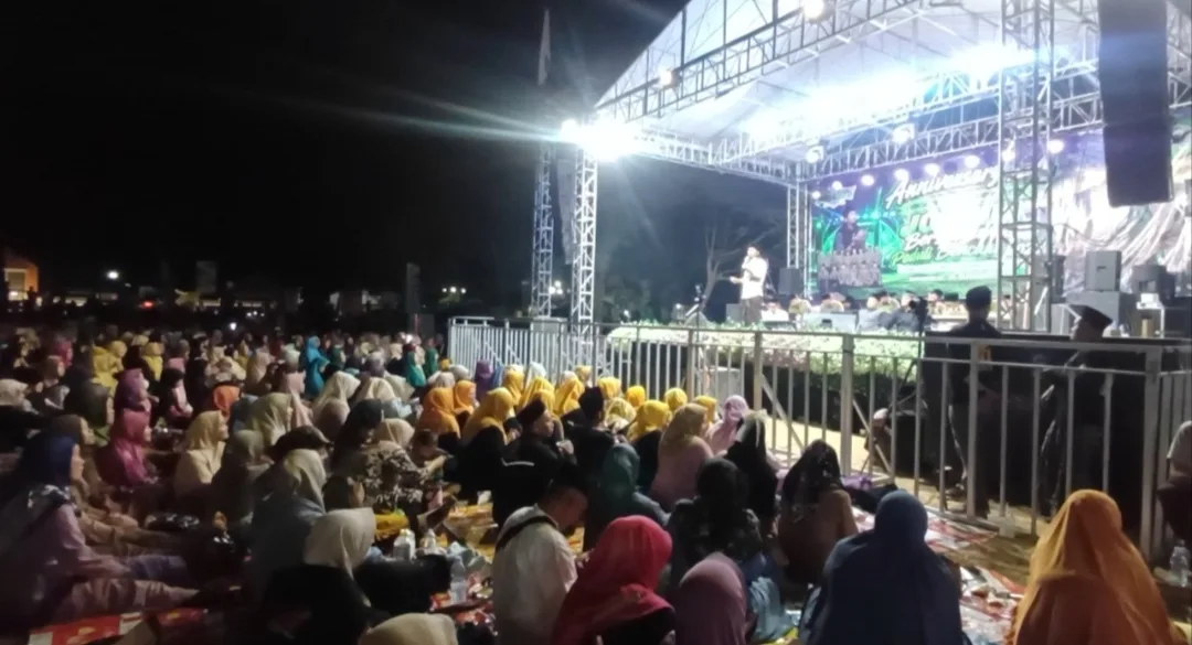 Suasana khidmat Joxzin Bersholawat di Alun-alun Cangkrep, Purworejo.