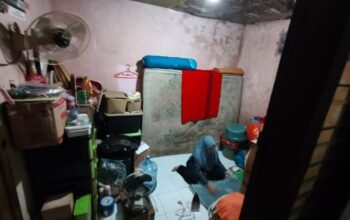 Asmaul Nuraini bersama anak-anaknya di rumah kos kawasan Simo, Surabaya.