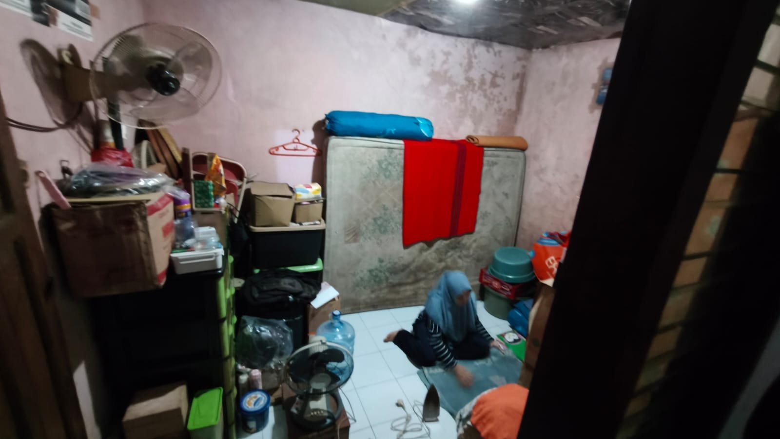 Asmaul Nuraini bersama anak-anaknya di rumah kos kawasan Simo, Surabaya.