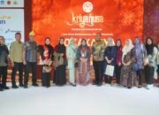 Plt. BupatiPlt. Bupati Tiorita Dorong Produk Lokal Langkat Tembus Pasar Lebih Luas  Langkat Sumatera Utara detikreportase.com Jakarta  Pelaksana Tugas (Plt) Bupati Langkat Tiorita Br Surbakti, SH mendorong para perajin dan pelaku usaha mikro, kecil dan menengah (UMKM) di Kabupaten Langkat untuk terus berinovasi, meningkatkan kualitas produk, serta memperluas akses pemasaran agar mampu bersaing di pasar nasional hingga internasional.  Dorongan tersebut disampaikan Tiorita usai menghadiri pembukaan Pameran Kerajinan Nusantara (Kriyanusa) 2026 di Jakarta International Convention Center (JICC), Senayan, Jakarta, Sabtu (26/9/2026).  Kriyanusa 2026 dibuka langsung Ketua Umum Dewan Kerajinan Nasional (Dekranas) Selvi Gibran Rakabuming dengan mengusung tema “Cipta Kriya Berkelanjutan, Perajin Mendunia”. Pameran berlangsung pada 26–30 September 2026 dan menjadi salah satu etalase besar bagi produk kerajinan unggulan dari berbagai daerah di Indonesia.  Berdasarkan informasi penyelenggaraan yang dipublikasikan menjelang kegiatan, Kriyanusa 2026 melibatkan sekitar 257 peserta dengan 410 booth yang menampilkan beragam produk kriya Nusantara. Selain menjadi ruang promosi, kegiatan tersebut juga mempertemukan perajin, pelaku UMKM, pemerintah daerah dan berbagai pemangku kepentingan untuk membuka peluang kerja sama, membangun jaringan, serta memperluas akses pasar.  Bagi Tiorita, Kriyanusa bukan sekadar ajang pameran produk kerajinan, tetapi juga menjadi ruang pembelajaran bagi daerah untuk melihat bagaimana kekayaan budaya lokal dipadukan dengan kreativitas, inovasi desain, kualitas produk dan strategi pemasaran sehingga mampu menghasilkan nilai ekonomi yang lebih tinggi.  “Kita melihat banyak produk yang berangkat dari kekayaan dan karakter daerah masing-masing, kemudian dikembangkan melalui kreativitas, desain, kemasan dan pemasaran yang baik. Langkat juga memiliki potensi besar. Potensi inilah yang harus terus kita gali dan kembangkan agar memberikan nilai tambah bagi masyarakat,” kata Tiorita.  Menurutnya, perkembangan industri kreatif dan perubahan pola konsumsi masyarakat menjadi peluang yang harus dimanfaatkan secara optimal oleh daerah. Terlebih, perkembangan teknologi digital telah membuka ruang pemasaran yang memungkinkan produk lokal menjangkau konsumen lebih luas tanpa terbatas oleh wilayah.  Karena itu, Tiorita berharap pelaku ekonomi kreatif di Langkat tidak hanya memiliki kemampuan menghasilkan produk, tetapi juga mampu membaca kebutuhan pasar dan membangun identitas produk yang kuat.  “Produk kita harus punya kualitas, karakter dan cerita. Jangan berhenti hanya pada kemampuan membuat. Kita harus memikirkan desain, kemasan, kontinuitas produksi sampai bagaimana produk tersebut dikenal dan dibeli masyarakat,” tegasnya.  Ia menambahkan, penguatan seluruh mata rantai industri kreatif, mulai dari produksi hingga pemasaran, penting dilakukan agar produk yang dihasilkan masyarakat Langkat memiliki daya saing dan memberikan manfaat ekonomi yang berkelanjutan.  “Kalau seluruh mata rantai ini diperkuat, saya yakin produk kreatif Langkat memiliki peluang untuk berkembang lebih jauh,” ujarnya.  Tiorita juga meminta perangkat daerah terkait menjadikan perkembangan industri kriya yang ditampilkan dalam Kriyanusa 2026 sebagai referensi dalam memperkuat pembinaan UMKM dan ekonomi kreatif di Kabupaten Langkat.  Pembinaan tersebut, lanjutnya, perlu dilakukan secara terintegrasi, mulai dari peningkatan keterampilan dan kualitas produksi, inovasi desain, penguatan identitas produk, pemanfaatan teknologi digital hingga perluasan akses pemasaran.  “Kita ingin potensi lokal tidak berhenti sebagai potensi. Harus ada proses yang membuatnya memiliki nilai ekonomi dan memberikan manfaat nyata bagi masyarakat. Target kita adalah semakin banyak UMKM dan perajin Langkat yang tumbuh, naik kelas dan memiliki pasar yang semakin luas,” kata Tiorita.  Ia menilai tema “Cipta Kriya Berkelanjutan, Perajin Mendunia” juga sejalan dengan semangat pengembangan ekonomi kreatif di daerah. Menurutnya, kemajuan industri kreatif tidak semata-mata diukur dari peningkatan penjualan, tetapi juga dari kemampuan menciptakan usaha yang berkelanjutan, membuka kesempatan kerja dan meningkatkan pendapatan masyarakat.  Kehadiran Pemerintah Kabupaten Langkat pada Kriyanusa 2026 sekaligus menjadi momentum untuk menyerap berbagai gagasan, inovasi dan perkembangan terbaru industri kriya nasional sebagai bahan dalam mendorong pengembangan potensi ekonomi kreatif daerah.  “Kita harus berani memiliki target yang lebih tinggi. Produk yang lahir dari tangan masyarakat Langkat harus kita dorong agar semakin berkualitas, dikenal luas dan memiliki daya saing. Dari Langkat, kita ingin semakin banyak produk lokal yang mampu berbicara di pasar nasional, bahkan internasional,” tutup Tiorita.  Turut mendampingi Plt Bupati Langkat, Asisten II Setdakab Langkat Hermansyah, Kepala Bappedalitbang Rina Wahyuni Marpaung, Kepala Bapenda Muliani, Kepala Dinas Pariwisata Nur Elly H. Rambe, Kepala Dinas Kesehatan Juliana, Kepala Dinas PPKB dan PPA Indri Nugraheni, Kepala Dinas Perikanan Suriono, Plt Kepala Dinas Kependudukan dan Pencatatan Sipil Sri Yunita Br Sitepu, Plt Kepala Dinas Ketenagakerjaan Hendi Rinaldi, Kepala Dinas Kominfo, DirekturPlt. Bupati Tiorita Dorong Produk Lokal Langkat Tembus Pasar Lebih Luasorter : Arifin﻿ Tiorita Dorong Produk Lokal Langkat Tembus Pasar Lebih Luas  Langkat Sumatera Utara detikreportase.com Jakarta  Pelaksana Tugas (Plt) Bupati Langkat Tiorita Br Surbakti, SH mendorong para perajin dan pelaku usaha mikro, kecil dan menengah (UMKM) di Kabupaten Langkat untuk terus berinovasi, meningkatkan kualitas produk, serta memperluas akses pemasaran agar mampu bersaing di pasar nasional hingga internasional.  Dorongan tersebut disampaikan Tiorita usai menghadiri pembukaan Pameran Kerajinan Nusantara (Kriyanusa) 2026 di Jakarta International Convention Center (JICC), Senayan, Jakarta, Sabtu (26/9/2026).  Kriyanusa 2026 dibuka langsung Ketua Umum Dewan Kerajinan Nasional (Dekranas) Selvi Gibran Rakabuming dengan mengusung tema “Cipta Kriya Berkelanjutan, Perajin Mendunia”. Pameran berlangsung pada 26–30 September 2026 dan menjadi salah satu etalase besar bagi produk kerajinan unggulan dari berbagai daerah di Indonesia.  Berdasarkan informasi penyelenggaraan yang dipublikasikan menjelang kegiatan, Kriyanusa 2026 melibatkan sekitar 257 peserta dengan 410 booth yang menampilkan beragam produk kriya Nusantara. Selain menjadi ruang promosi, kegiatan tersebut juga mempertemukan perajin, pelaku UMKM, pemerintah daerah dan berbagai pemangku kepentingan untuk membuka peluang kerja sama, membangun jaringan, serta memperluas akses pasar.  Bagi Tiorita, Kriyanusa bukan sekadar ajang pameran produk kerajinan, tetapi juga menjadi ruang pembelajaran bagi daerah untuk melihat bagaimana kekayaan budaya lokal dipadukan dengan kreativitas, inovasi desain, kualitas produk dan strategi pemasaran sehingga mampu menghasilkan nilai ekonomi yang lebih tinggi.  “Kita melihat banyak produk yang berangkat dari kekayaan dan karakter daerah masing-masing, kemudian dikembangkan melalui kreativitas, desain, kemasan dan pemasaran yang baik. Langkat juga memiliki potensi besar. Potensi inilah yang harus terus kita gali dan kembangkan agar memberikan nilai tambah bagi masyarakat,” kata Tiorita.  Menurutnya, perkembangan industri kreatif dan perubahan pola konsumsi masyarakat menjadi peluang yang harus dimanfaatkan secara optimal oleh daerah. Terlebih, perkembangan teknologi digital telah membuka ruang pemasaran yang memungkinkan produk lokal menjangkau konsumen lebih luas tanpa terbatas oleh wilayah.  Karena itu, Tiorita berharap pelaku ekonomi kreatif di Langkat tidak hanya memiliki kemampuan menghasilkan produk, tetapi juga mampu membaca kebutuhan pasar dan membangun identitas produk yang kuat.  “Produk kita harus punya kualitas, karakter dan cerita. Jangan berhenti hanya pada kemampuan membuat. Kita harus memikirkan desain, kemasan, kontinuitas produksi sampai bagaimana produk tersebut dikenal dan dibeli masyarakat,” tegasnya.  Ia menambahkan, penguatan seluruh mata rantai industri kreatif, mulai dari produksi hingga pemasaran, penting dilakukan agar produk yang dihasilkan masyarakat Langkat memiliki daya saing dan memberikan manfaat ekonomi yang berkelanjutan.  “Kalau seluruh mata rantai ini diperkuat, saya yakin produk kreatif Langkat memiliki peluang untuk be Nawawi.Reporter : Arifin﻿
