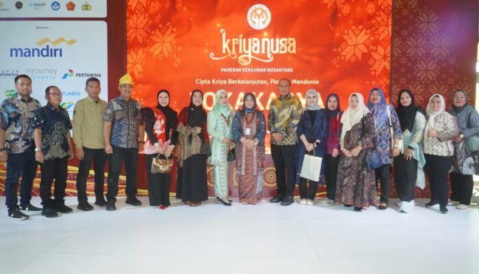 Plt. BupatiPlt. Bupati Tiorita Dorong Produk Lokal Langkat Tembus Pasar Lebih Luas  Langkat Sumatera Utara detikreportase.com Jakarta  Pelaksana Tugas (Plt) Bupati Langkat Tiorita Br Surbakti, SH mendorong para perajin dan pelaku usaha mikro, kecil dan menengah (UMKM) di Kabupaten Langkat untuk terus berinovasi, meningkatkan kualitas produk, serta memperluas akses pemasaran agar mampu bersaing di pasar nasional hingga internasional.  Dorongan tersebut disampaikan Tiorita usai menghadiri pembukaan Pameran Kerajinan Nusantara (Kriyanusa) 2026 di Jakarta International Convention Center (JICC), Senayan, Jakarta, Sabtu (26/9/2026).  Kriyanusa 2026 dibuka langsung Ketua Umum Dewan Kerajinan Nasional (Dekranas) Selvi Gibran Rakabuming dengan mengusung tema “Cipta Kriya Berkelanjutan, Perajin Mendunia”. Pameran berlangsung pada 26–30 September 2026 dan menjadi salah satu etalase besar bagi produk kerajinan unggulan dari berbagai daerah di Indonesia.  Berdasarkan informasi penyelenggaraan yang dipublikasikan menjelang kegiatan, Kriyanusa 2026 melibatkan sekitar 257 peserta dengan 410 booth yang menampilkan beragam produk kriya Nusantara. Selain menjadi ruang promosi, kegiatan tersebut juga mempertemukan perajin, pelaku UMKM, pemerintah daerah dan berbagai pemangku kepentingan untuk membuka peluang kerja sama, membangun jaringan, serta memperluas akses pasar.  Bagi Tiorita, Kriyanusa bukan sekadar ajang pameran produk kerajinan, tetapi juga menjadi ruang pembelajaran bagi daerah untuk melihat bagaimana kekayaan budaya lokal dipadukan dengan kreativitas, inovasi desain, kualitas produk dan strategi pemasaran sehingga mampu menghasilkan nilai ekonomi yang lebih tinggi.  “Kita melihat banyak produk yang berangkat dari kekayaan dan karakter daerah masing-masing, kemudian dikembangkan melalui kreativitas, desain, kemasan dan pemasaran yang baik. Langkat juga memiliki potensi besar. Potensi inilah yang harus terus kita gali dan kembangkan agar memberikan nilai tambah bagi masyarakat,” kata Tiorita.  Menurutnya, perkembangan industri kreatif dan perubahan pola konsumsi masyarakat menjadi peluang yang harus dimanfaatkan secara optimal oleh daerah. Terlebih, perkembangan teknologi digital telah membuka ruang pemasaran yang memungkinkan produk lokal menjangkau konsumen lebih luas tanpa terbatas oleh wilayah.  Karena itu, Tiorita berharap pelaku ekonomi kreatif di Langkat tidak hanya memiliki kemampuan menghasilkan produk, tetapi juga mampu membaca kebutuhan pasar dan membangun identitas produk yang kuat.  “Produk kita harus punya kualitas, karakter dan cerita. Jangan berhenti hanya pada kemampuan membuat. Kita harus memikirkan desain, kemasan, kontinuitas produksi sampai bagaimana produk tersebut dikenal dan dibeli masyarakat,” tegasnya.  Ia menambahkan, penguatan seluruh mata rantai industri kreatif, mulai dari produksi hingga pemasaran, penting dilakukan agar produk yang dihasilkan masyarakat Langkat memiliki daya saing dan memberikan manfaat ekonomi yang berkelanjutan.  “Kalau seluruh mata rantai ini diperkuat, saya yakin produk kreatif Langkat memiliki peluang untuk berkembang lebih jauh,” ujarnya.  Tiorita juga meminta perangkat daerah terkait menjadikan perkembangan industri kriya yang ditampilkan dalam Kriyanusa 2026 sebagai referensi dalam memperkuat pembinaan UMKM dan ekonomi kreatif di Kabupaten Langkat.  Pembinaan tersebut, lanjutnya, perlu dilakukan secara terintegrasi, mulai dari peningkatan keterampilan dan kualitas produksi, inovasi desain, penguatan identitas produk, pemanfaatan teknologi digital hingga perluasan akses pemasaran.  “Kita ingin potensi lokal tidak berhenti sebagai potensi. Harus ada proses yang membuatnya memiliki nilai ekonomi dan memberikan manfaat nyata bagi masyarakat. Target kita adalah semakin banyak UMKM dan perajin Langkat yang tumbuh, naik kelas dan memiliki pasar yang semakin luas,” kata Tiorita.  Ia menilai tema “Cipta Kriya Berkelanjutan, Perajin Mendunia” juga sejalan dengan semangat pengembangan ekonomi kreatif di daerah. Menurutnya, kemajuan industri kreatif tidak semata-mata diukur dari peningkatan penjualan, tetapi juga dari kemampuan menciptakan usaha yang berkelanjutan, membuka kesempatan kerja dan meningkatkan pendapatan masyarakat.  Kehadiran Pemerintah Kabupaten Langkat pada Kriyanusa 2026 sekaligus menjadi momentum untuk menyerap berbagai gagasan, inovasi dan perkembangan terbaru industri kriya nasional sebagai bahan dalam mendorong pengembangan potensi ekonomi kreatif daerah.  “Kita harus berani memiliki target yang lebih tinggi. Produk yang lahir dari tangan masyarakat Langkat harus kita dorong agar semakin berkualitas, dikenal luas dan memiliki daya saing. Dari Langkat, kita ingin semakin banyak produk lokal yang mampu berbicara di pasar nasional, bahkan internasional,” tutup Tiorita.  Turut mendampingi Plt Bupati Langkat, Asisten II Setdakab Langkat Hermansyah, Kepala Bappedalitbang Rina Wahyuni Marpaung, Kepala Bapenda Muliani, Kepala Dinas Pariwisata Nur Elly H. Rambe, Kepala Dinas Kesehatan Juliana, Kepala Dinas PPKB dan PPA Indri Nugraheni, Kepala Dinas Perikanan Suriono, Plt Kepala Dinas Kependudukan dan Pencatatan Sipil Sri Yunita Br Sitepu, Plt Kepala Dinas Ketenagakerjaan Hendi Rinaldi, Kepala Dinas Kominfo, DirekturPlt. Bupati Tiorita Dorong Produk Lokal Langkat Tembus Pasar Lebih Luasorter : Arifin﻿ Tiorita Dorong Produk Lokal Langkat Tembus Pasar Lebih Luas  Langkat Sumatera Utara detikreportase.com Jakarta  Pelaksana Tugas (Plt) Bupati Langkat Tiorita Br Surbakti, SH mendorong para perajin dan pelaku usaha mikro, kecil dan menengah (UMKM) di Kabupaten Langkat untuk terus berinovasi, meningkatkan kualitas produk, serta memperluas akses pemasaran agar mampu bersaing di pasar nasional hingga internasional.  Dorongan tersebut disampaikan Tiorita usai menghadiri pembukaan Pameran Kerajinan Nusantara (Kriyanusa) 2026 di Jakarta International Convention Center (JICC), Senayan, Jakarta, Sabtu (26/9/2026).  Kriyanusa 2026 dibuka langsung Ketua Umum Dewan Kerajinan Nasional (Dekranas) Selvi Gibran Rakabuming dengan mengusung tema “Cipta Kriya Berkelanjutan, Perajin Mendunia”. Pameran berlangsung pada 26–30 September 2026 dan menjadi salah satu etalase besar bagi produk kerajinan unggulan dari berbagai daerah di Indonesia.  Berdasarkan informasi penyelenggaraan yang dipublikasikan menjelang kegiatan, Kriyanusa 2026 melibatkan sekitar 257 peserta dengan 410 booth yang menampilkan beragam produk kriya Nusantara. Selain menjadi ruang promosi, kegiatan tersebut juga mempertemukan perajin, pelaku UMKM, pemerintah daerah dan berbagai pemangku kepentingan untuk membuka peluang kerja sama, membangun jaringan, serta memperluas akses pasar.  Bagi Tiorita, Kriyanusa bukan sekadar ajang pameran produk kerajinan, tetapi juga menjadi ruang pembelajaran bagi daerah untuk melihat bagaimana kekayaan budaya lokal dipadukan dengan kreativitas, inovasi desain, kualitas produk dan strategi pemasaran sehingga mampu menghasilkan nilai ekonomi yang lebih tinggi.  “Kita melihat banyak produk yang berangkat dari kekayaan dan karakter daerah masing-masing, kemudian dikembangkan melalui kreativitas, desain, kemasan dan pemasaran yang baik. Langkat juga memiliki potensi besar. Potensi inilah yang harus terus kita gali dan kembangkan agar memberikan nilai tambah bagi masyarakat,” kata Tiorita.  Menurutnya, perkembangan industri kreatif dan perubahan pola konsumsi masyarakat menjadi peluang yang harus dimanfaatkan secara optimal oleh daerah. Terlebih, perkembangan teknologi digital telah membuka ruang pemasaran yang memungkinkan produk lokal menjangkau konsumen lebih luas tanpa terbatas oleh wilayah.  Karena itu, Tiorita berharap pelaku ekonomi kreatif di Langkat tidak hanya memiliki kemampuan menghasilkan produk, tetapi juga mampu membaca kebutuhan pasar dan membangun identitas produk yang kuat.  “Produk kita harus punya kualitas, karakter dan cerita. Jangan berhenti hanya pada kemampuan membuat. Kita harus memikirkan desain, kemasan, kontinuitas produksi sampai bagaimana produk tersebut dikenal dan dibeli masyarakat,” tegasnya.  Ia menambahkan, penguatan seluruh mata rantai industri kreatif, mulai dari produksi hingga pemasaran, penting dilakukan agar produk yang dihasilkan masyarakat Langkat memiliki daya saing dan memberikan manfaat ekonomi yang berkelanjutan.  “Kalau seluruh mata rantai ini diperkuat, saya yakin produk kreatif Langkat memiliki peluang untuk be Nawawi.Reporter : Arifin﻿