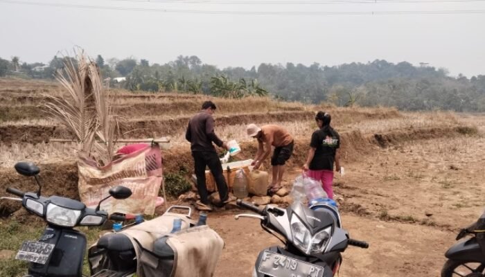 Tak Menunggu Bantuan, Warga Jonggol Buat Saluran Air Bersih, Begini Upaya Mereka