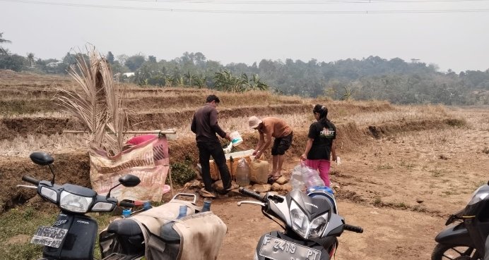 Warga Kampung Rawey, Desa Sukasirna, Jonggol, membangun saluran pipa air swadaya.