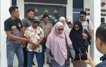 Warga Desa Kemang saat melaporkan dugaan penyalahgunaan lahan ke Kejari Pelalawan.