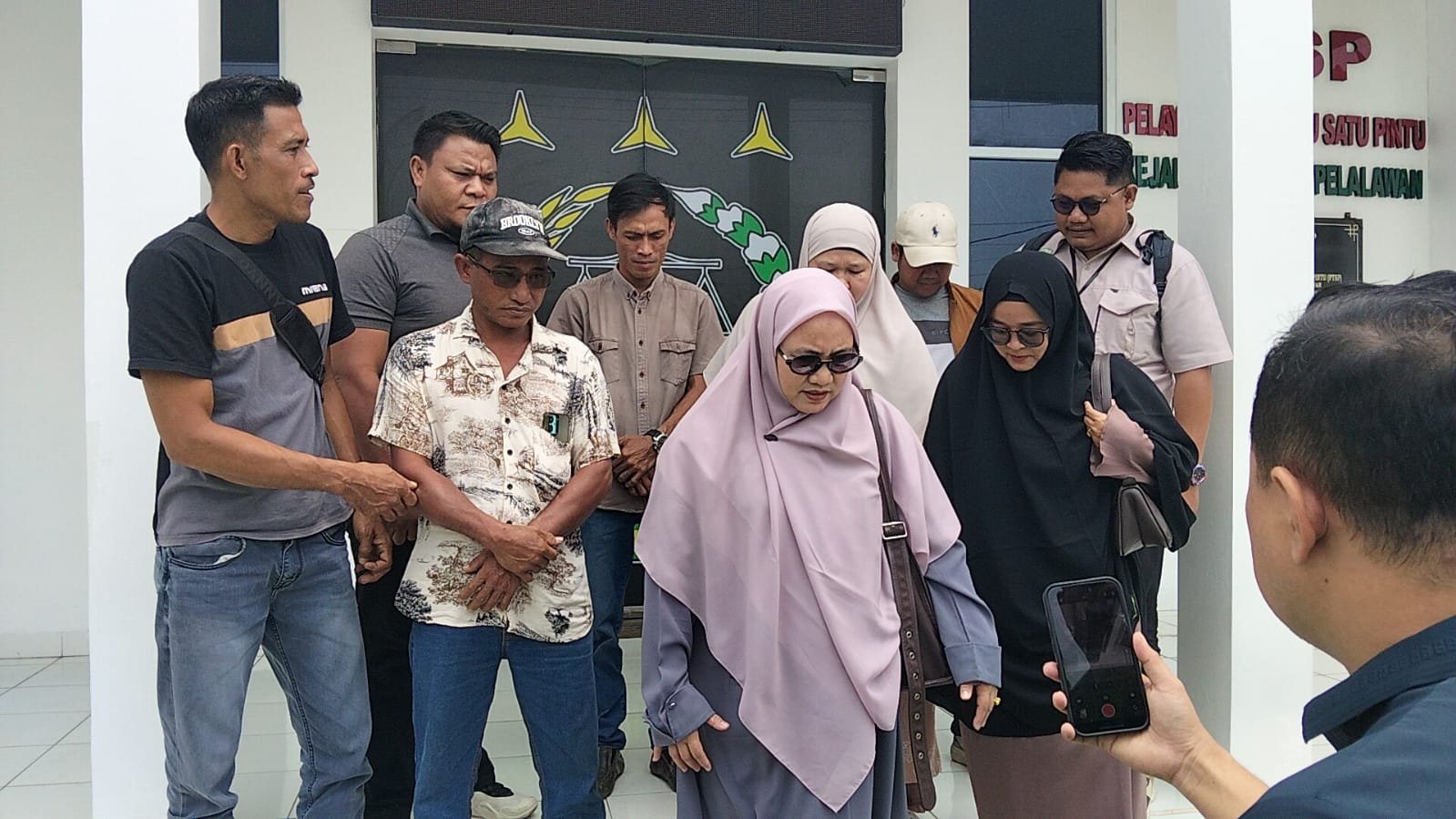 Warga Desa Kemang saat melaporkan dugaan penyalahgunaan lahan ke Kejari Pelalawan.