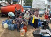 Dalam Rangka HUT TNI Ke-81, Lanal Ketapang Salurkan Bantuan Air Bersih kepada Warga Terdampak Kekeringan