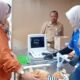 Warga membawa hewan peliharaan untuk vaksinasi rabies gratis di Kantor Dinas Pertanian Cilacap.