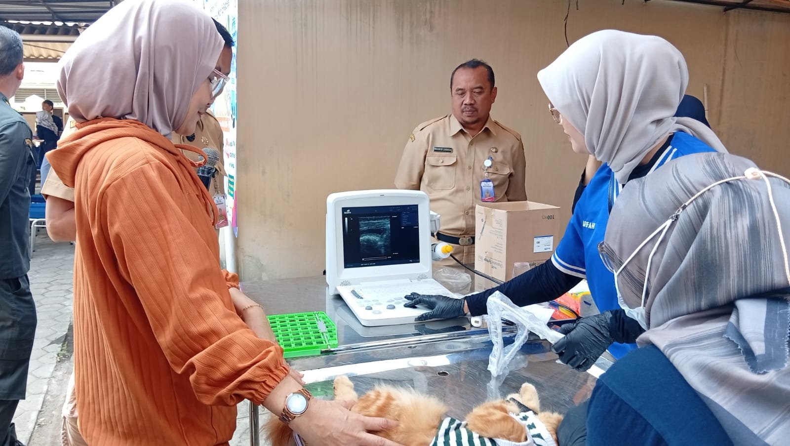 Warga membawa hewan peliharaan untuk vaksinasi rabies gratis di Kantor Dinas Pertanian Cilacap.