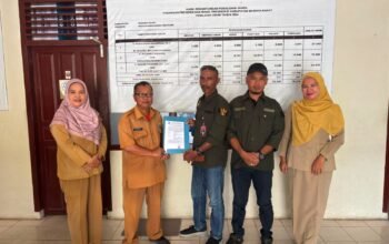 Pengurus DPC AKPERSI Bangka Barat menyerahkan berkas SKT di Kantor Kesbangpol Bangka Barat.