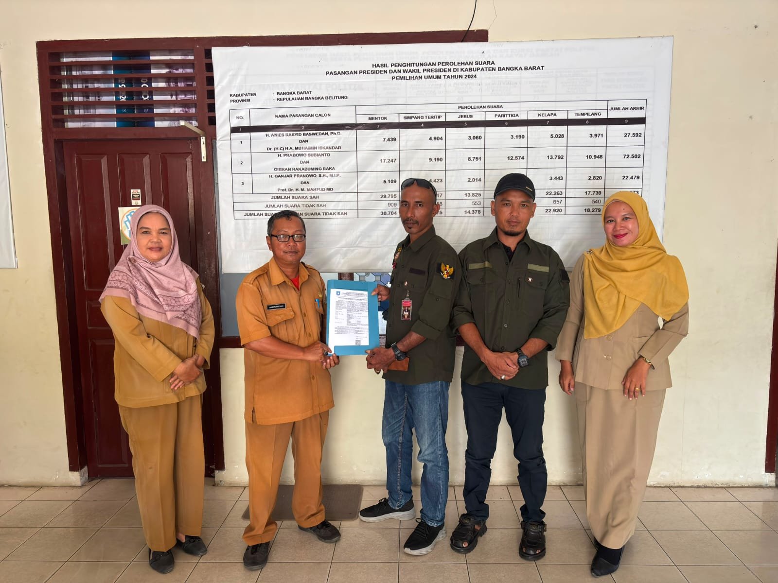 Pengurus DPC AKPERSI Bangka Barat menyerahkan berkas SKT di Kantor Kesbangpol Bangka Barat.