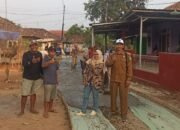 Jalan Kampung Pangauban Dicor Rp65,5 Juta, Kades Margahayu Tinjau Langsung Pengerjaannya