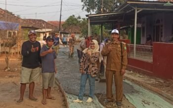 Kepala Desa Margahayu meninjau langsung proyek pengecoran jalan di Kampung Pangauban, Subang.