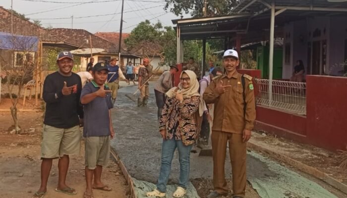 Jalan Kampung Pangauban Dicor Rp65,5 Juta, Kades Margahayu Tinjau Langsung Pengerjaannya