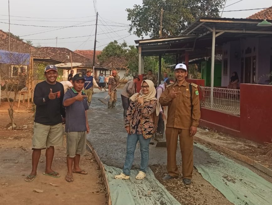 Kepala Desa Margahayu meninjau langsung proyek pengecoran jalan di Kampung Pangauban, Subang.