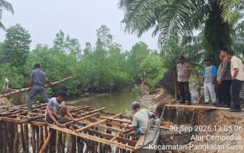 Pastikan Pembangunan Berjalan, Polsek Pangkalan Susu Monitoring Jembatan Merah Putih