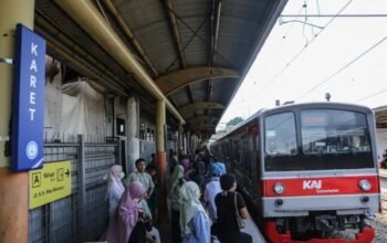 Stasiun Karet Ditutup, Rutinitas Penumpang KRL Berubah: Purnomo Sidi dan Karina Amanda Ungkap Dampaknya