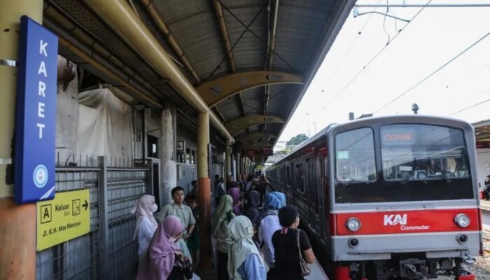 Stasiun Karet Ditutup, Rutinitas Penumpang KRL Berubah: Purnomo Sidi dan Karina Amanda Ungkap Dampaknya