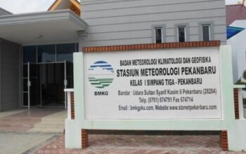 Ilustrasi kondisi cuaca ekstrem hujan lebat disertai angin di wilayah Riau.