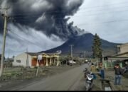 Gunung Sinabung Erupsi, Status Siaga III: Abu Vulkanik Mengarah ke Berastagi, Warga Diminta Waspada