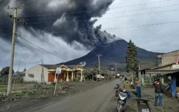 Erupsi Gunung Sinabung menyemburkan abu vulkanik pekat ke udara.