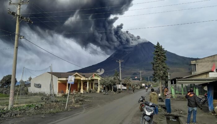 Gunung Sinabung Erupsi, Status Siaga III: Abu Vulkanik Mengarah ke Berastagi, Warga Diminta Waspada