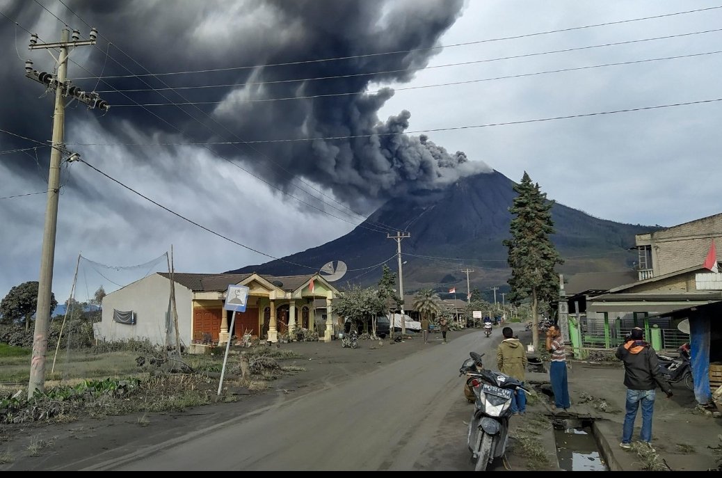 Erupsi Gunung Sinabung menyemburkan abu vulkanik pekat ke udara.