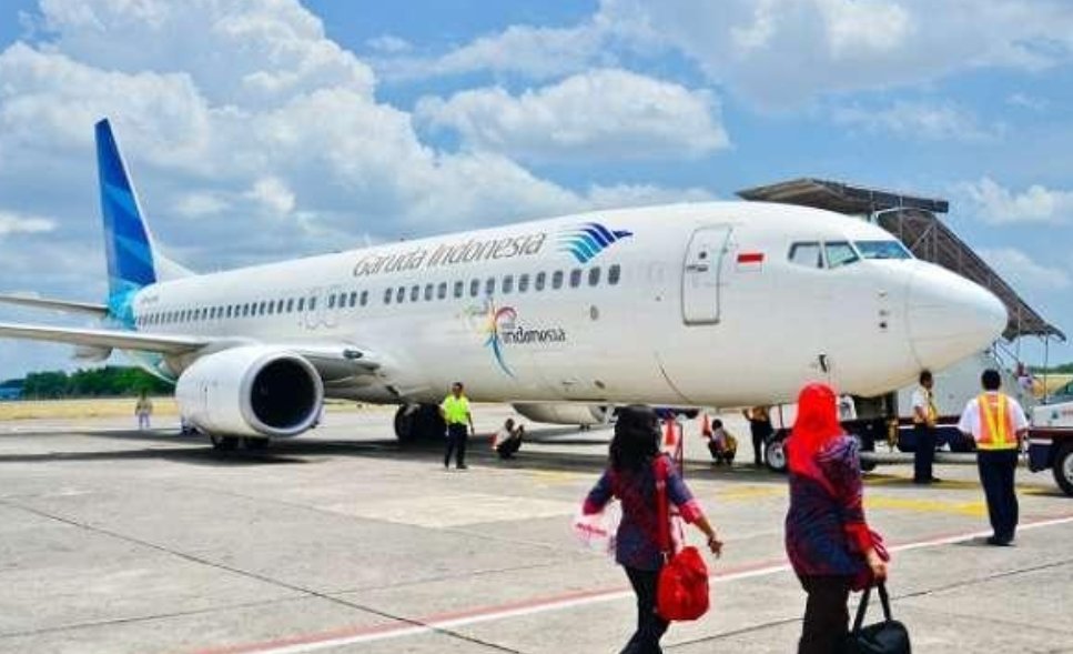 Suasana konter check-in Garuda Indonesia di bandara internasional