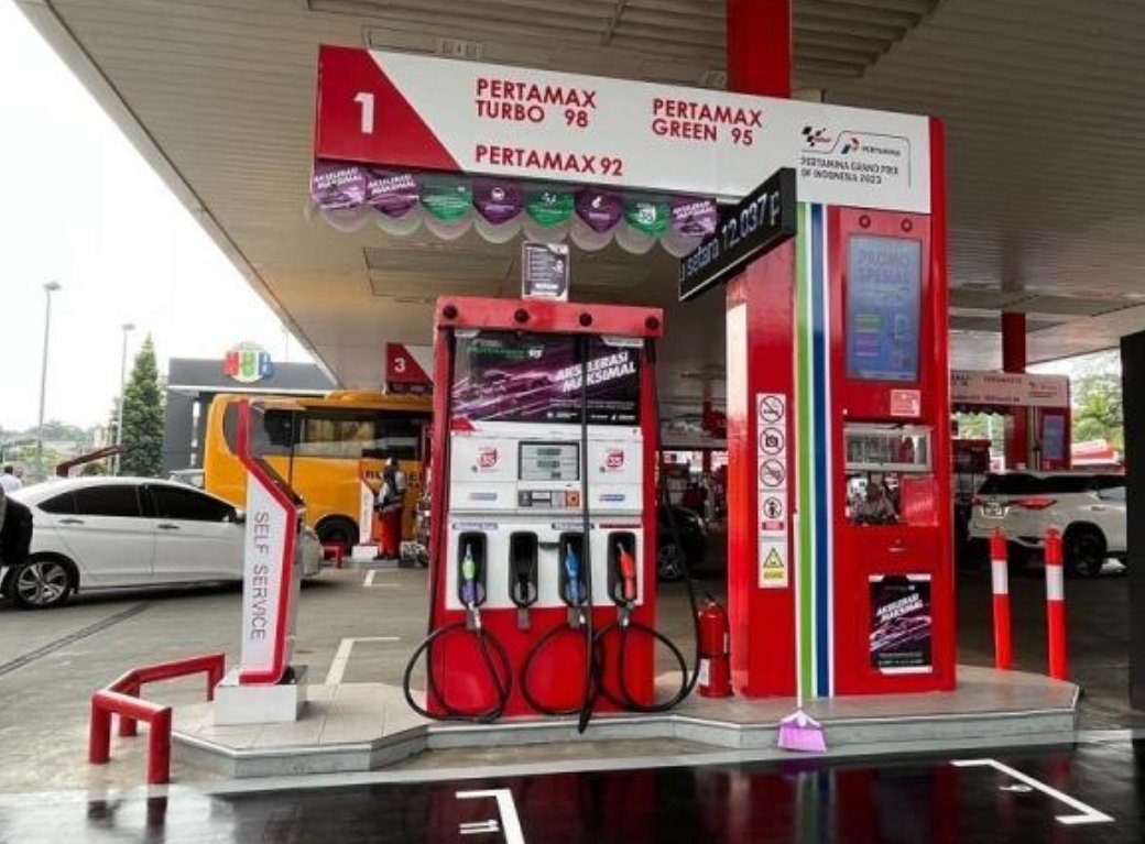 Suasana pengisian bahan bakar di salah satu SPBU Pertamina.