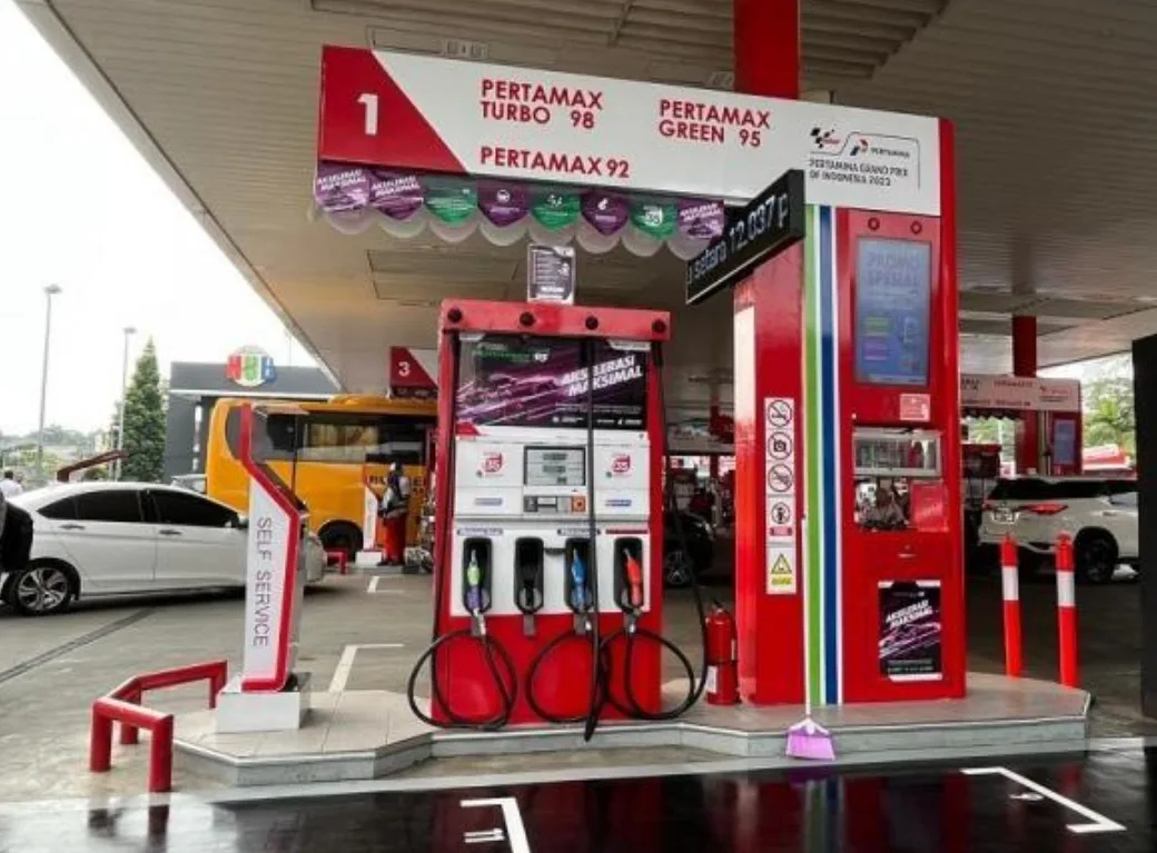 Suasana pengisian bahan bakar di salah satu SPBU Pertamina.