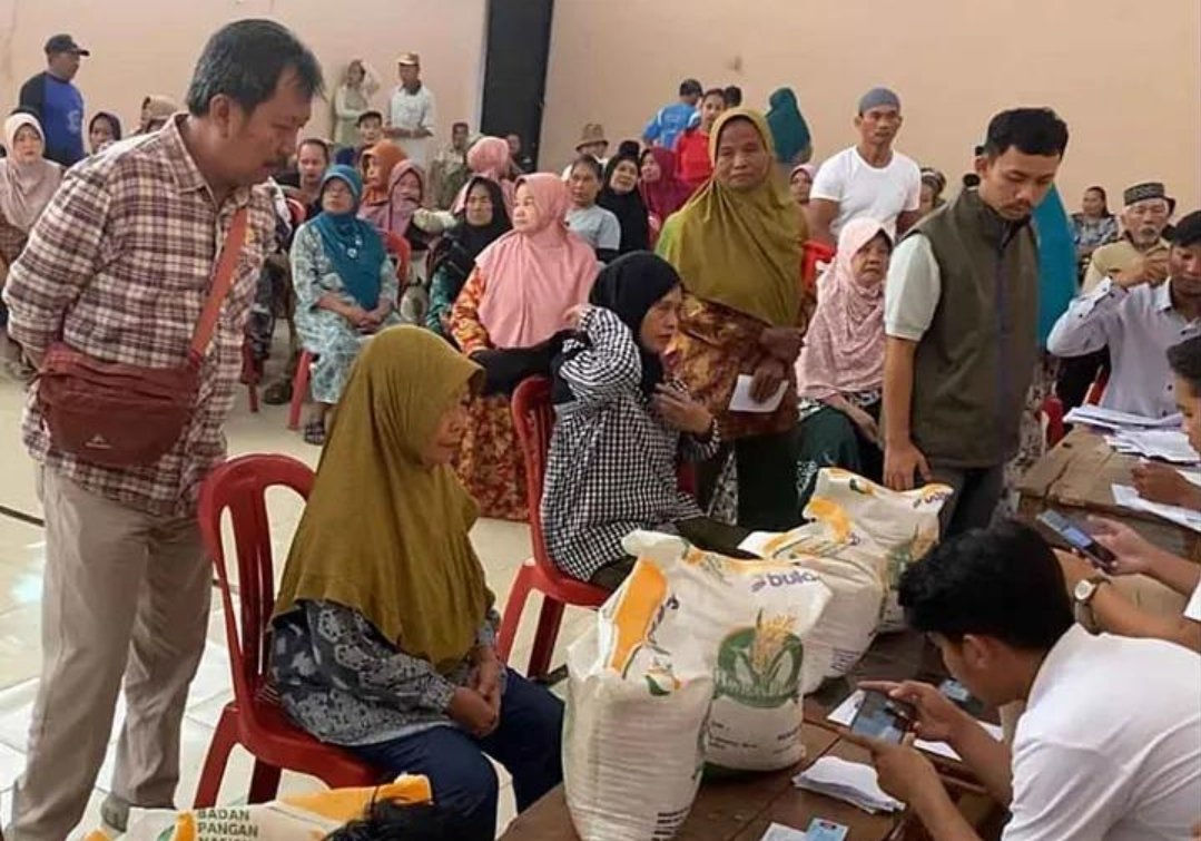 Penyerahan bantuan pangan beras kepada masyarakat di daerah.