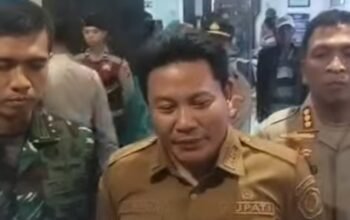 Bupati Sidoarjo Subandi saat meninjau lokasi dapur penyedia Makan Bergizi Gratis (SPPG).