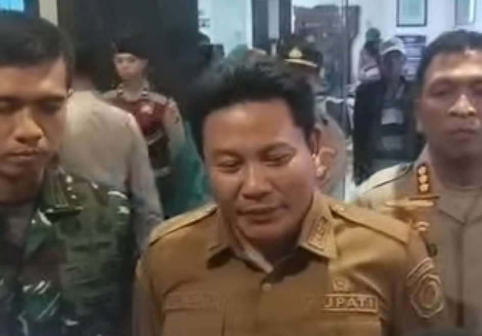 Bupati Sidoarjo Subandi saat meninjau lokasi dapur penyedia Makan Bergizi Gratis (SPPG).