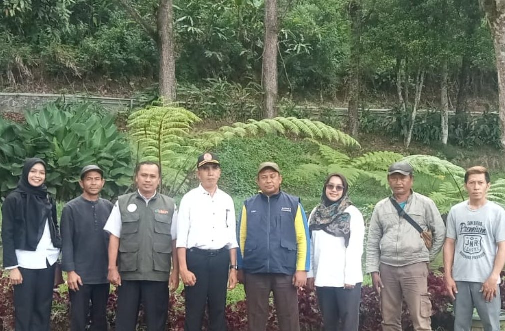 Petugas Dinas Perkebunan Jabar saat memberikan penyuluhan kepada petani cengkeh di Sukamakmur, Bogor.