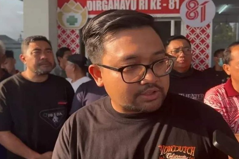 Wakil Bupati Nganjuk Trihandy Cahyo Saputro saat menengok korban dugaan keracunan MBG di rumah sakit.